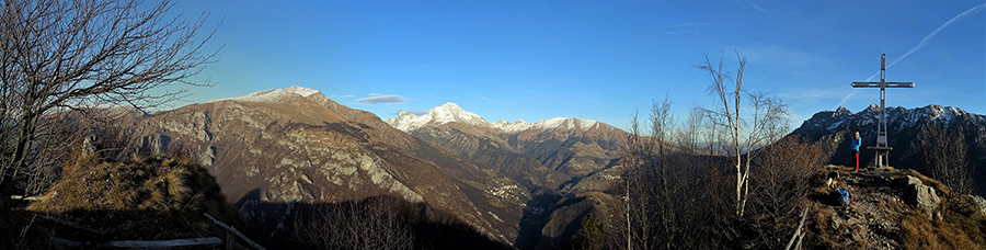 Alla Croce del Monte Castello con vista in Menna, Arera, Grem, Alben e conca di Oltre il Colle